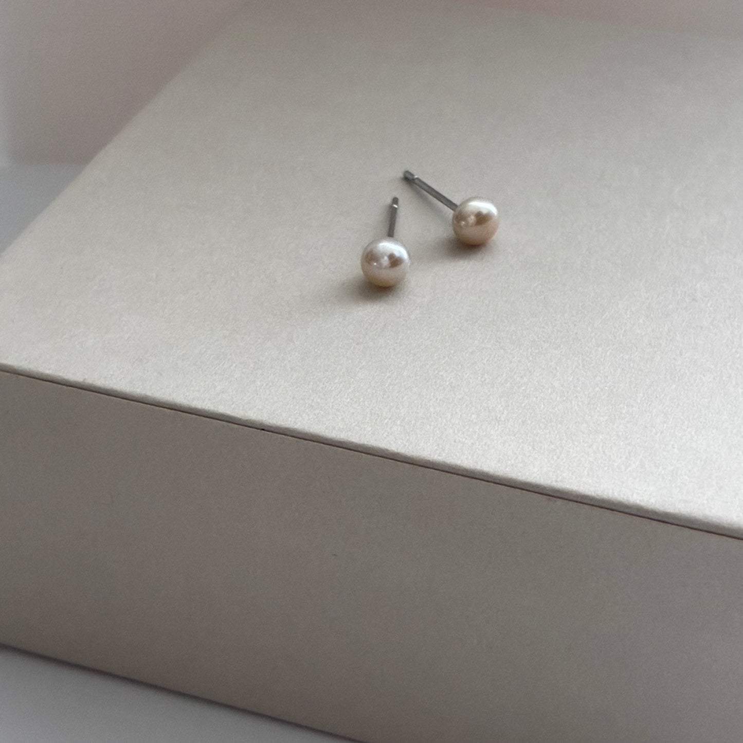 Pearl Stud pierce／ホワイト,ダーク