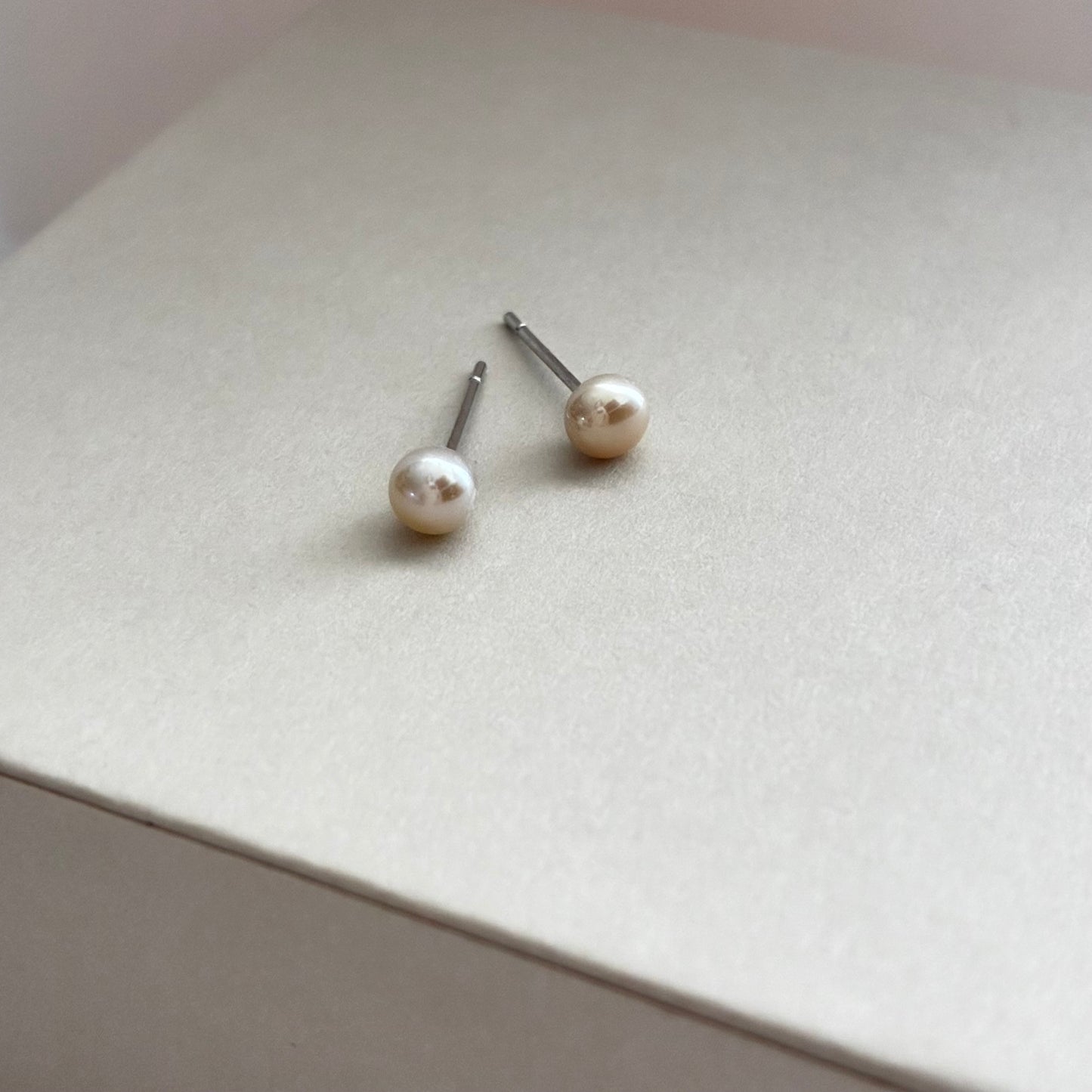 Pearl Stud pierce／ホワイト,ダーク